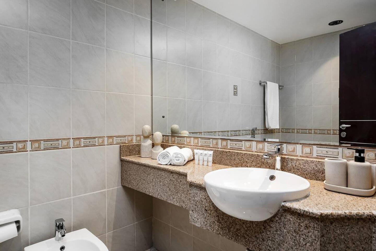 Short Walk To Marina & Jbr 1bhk Pool & Gym Apartment *